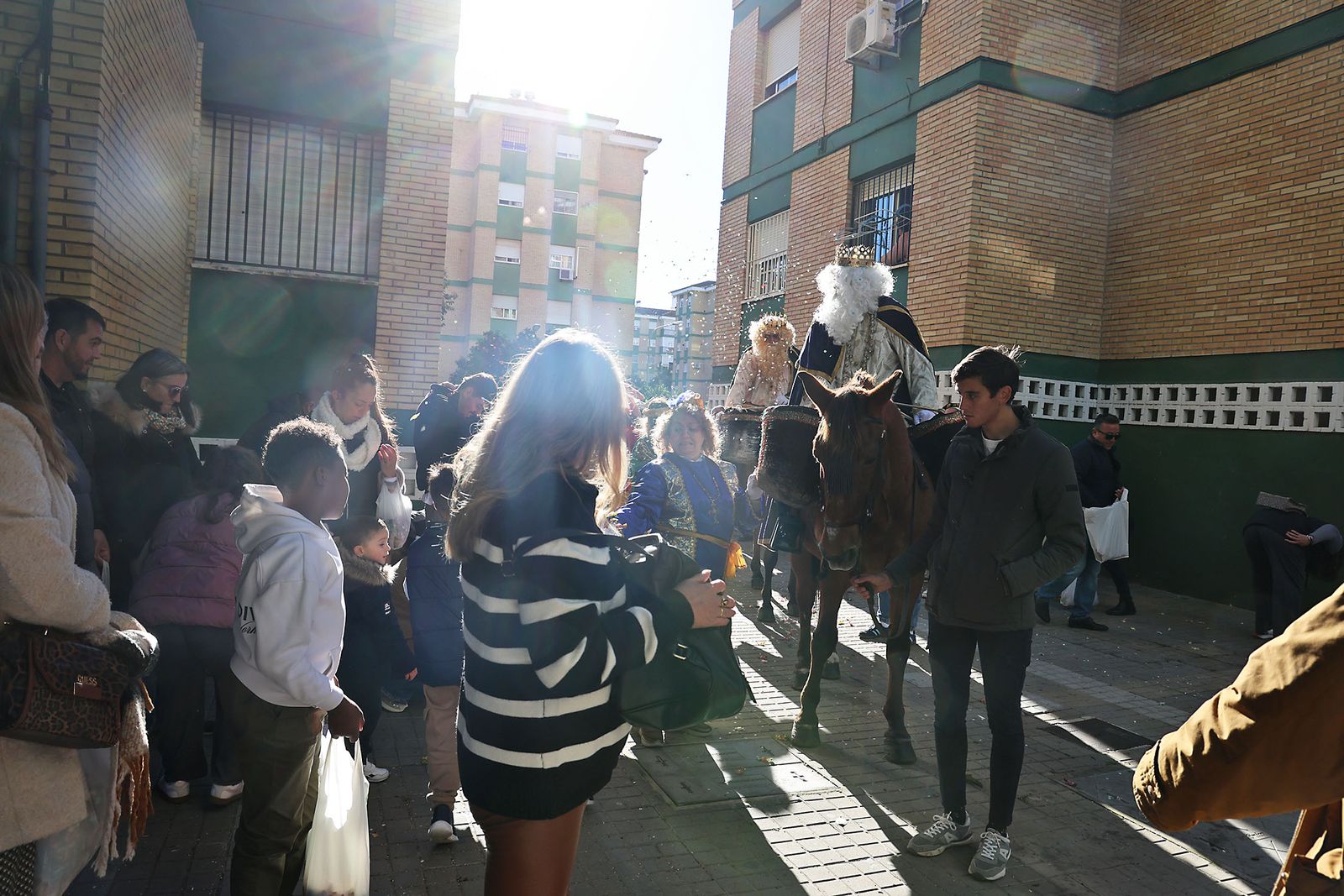 Día de regalos y Reyes Magos por los barrios de la ciudad