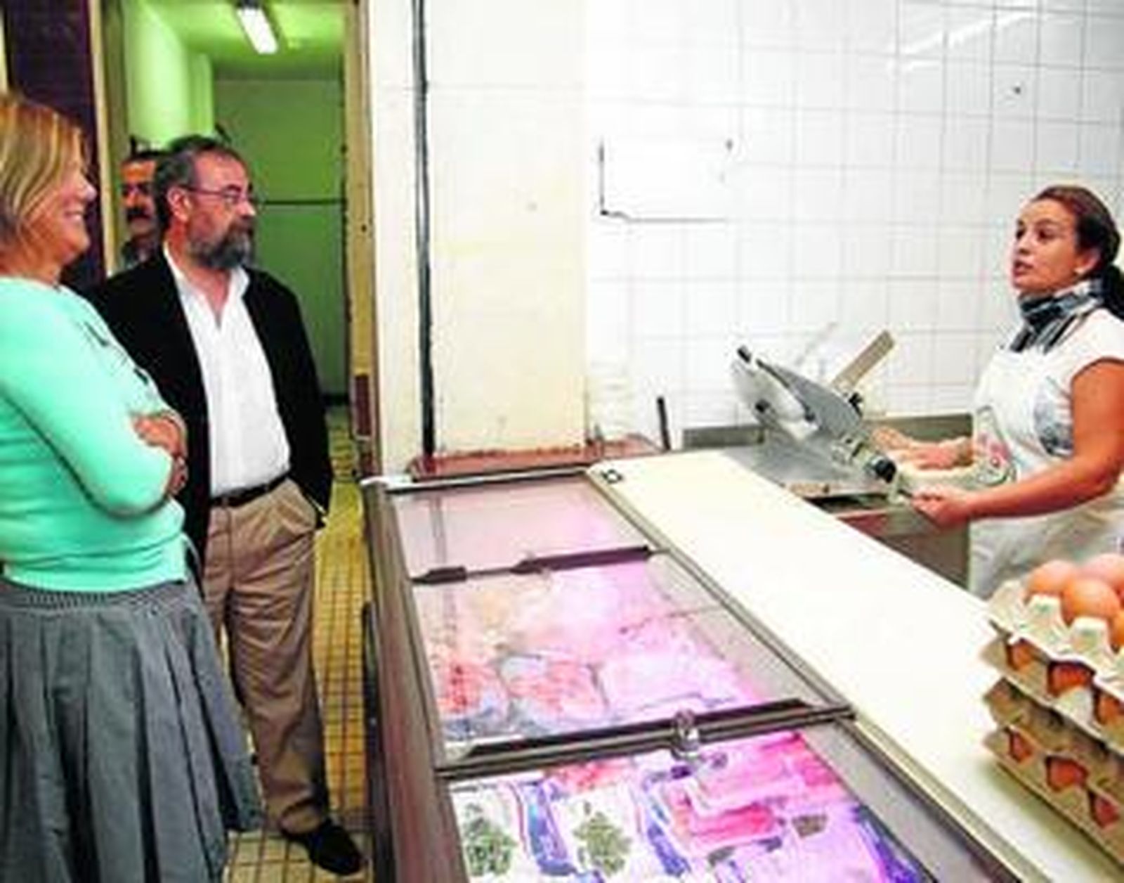 Una de las placeras comenta detalles de la obra con la delegada.