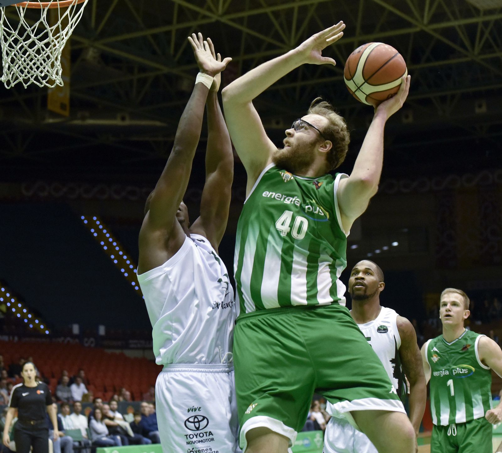 Stainbrook busca la canasta durante un encuentro.