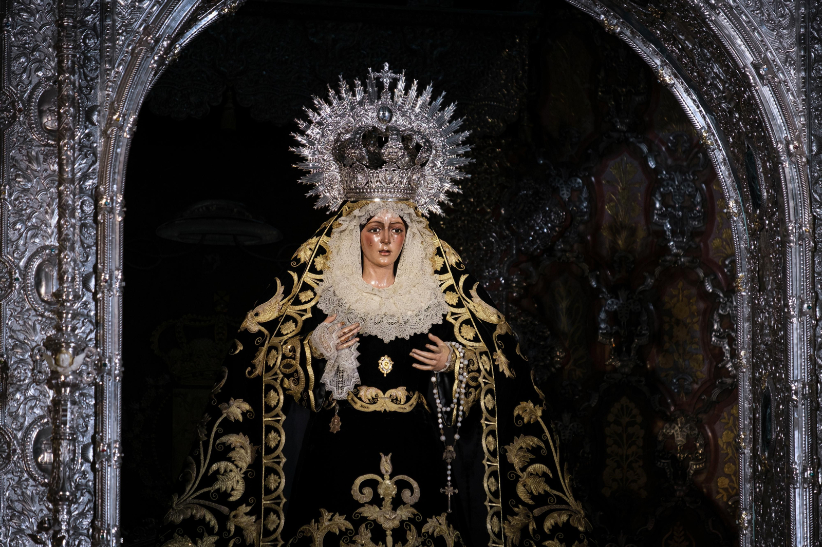 La Esperanza Macarena se viste de luto por el mes de los difuntos