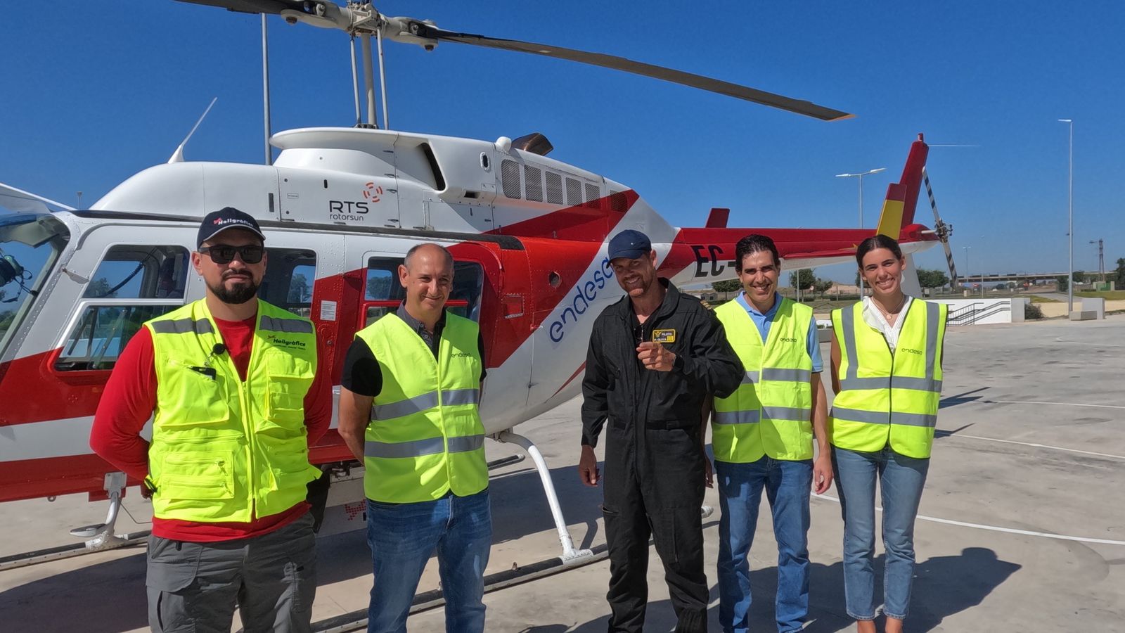 En cada vuelo viajan dos técnicos y un piloto especializado