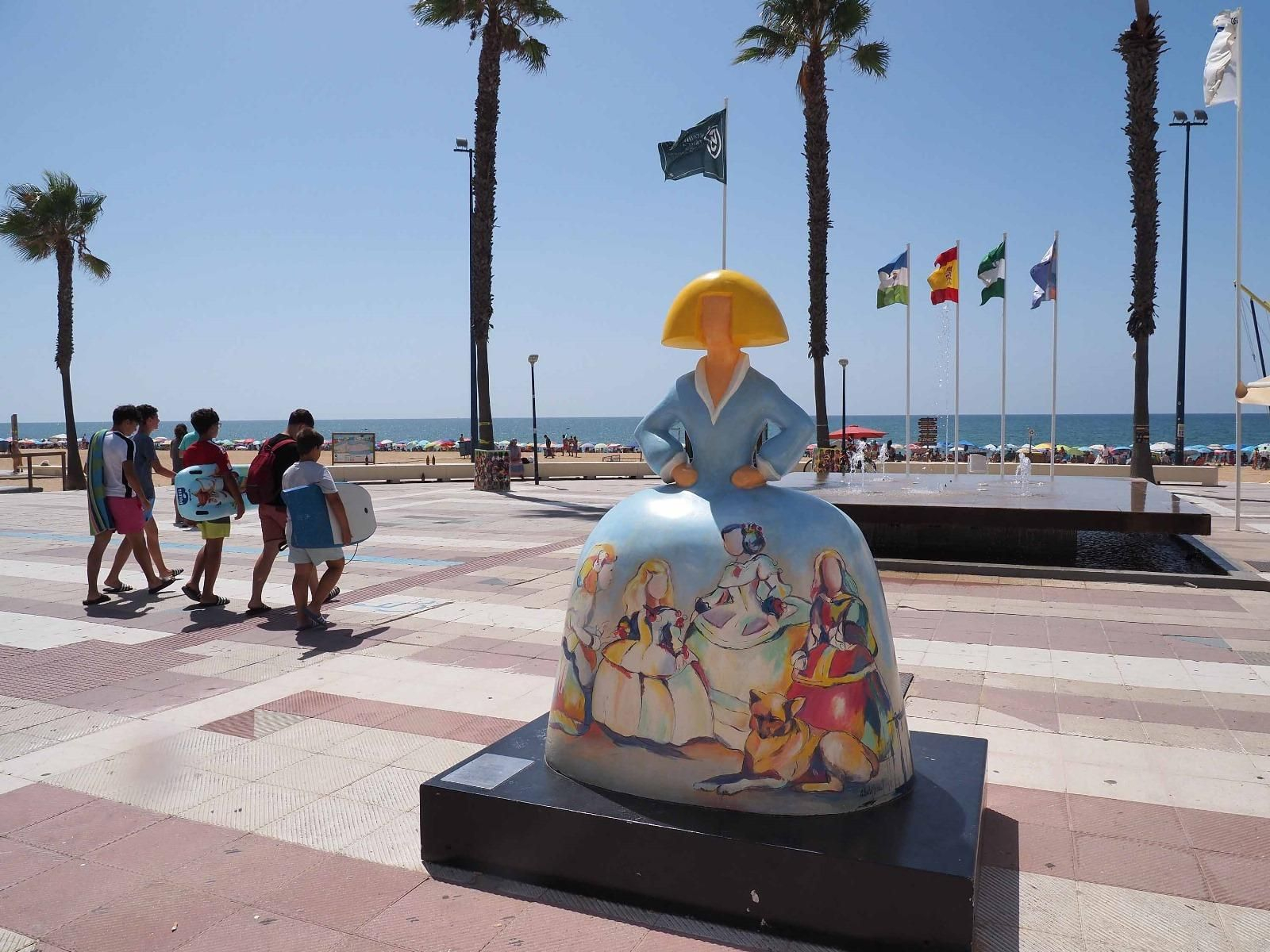 Ambiente de la playa de La Antilla a rebosar en un caluroso día