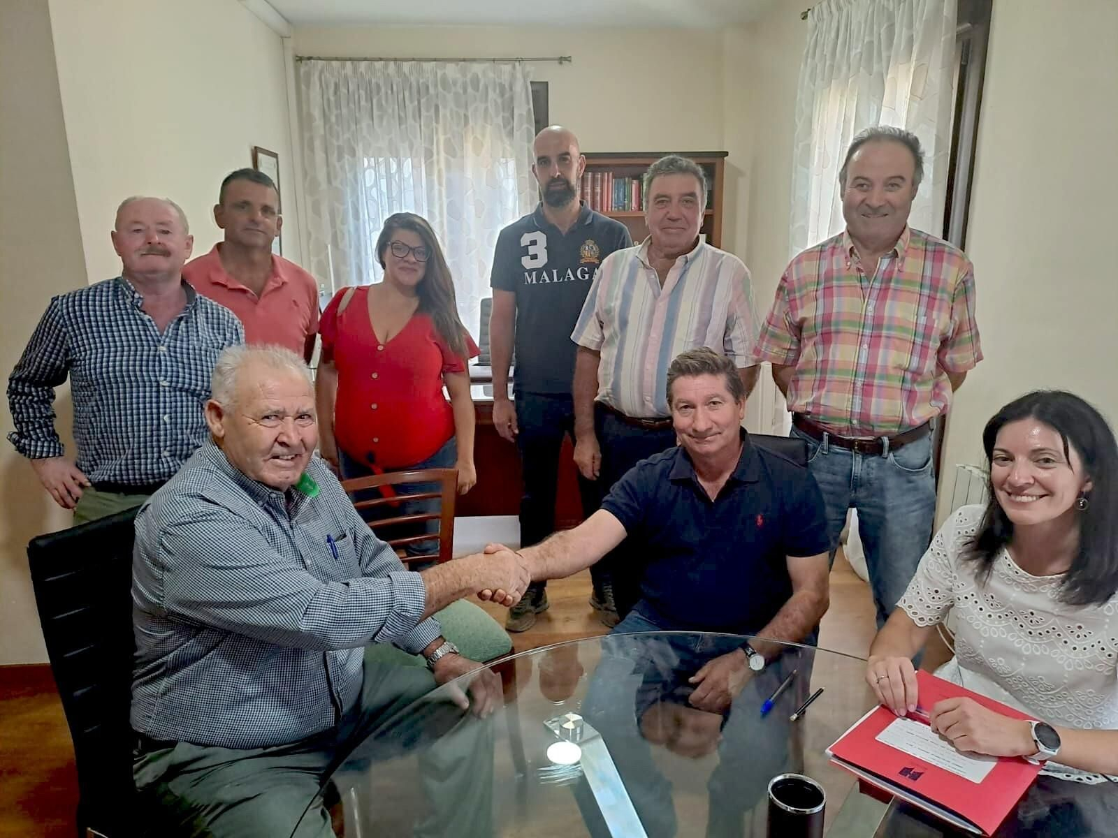 Representantes de ambas cooperativas tras rubricar su fusión