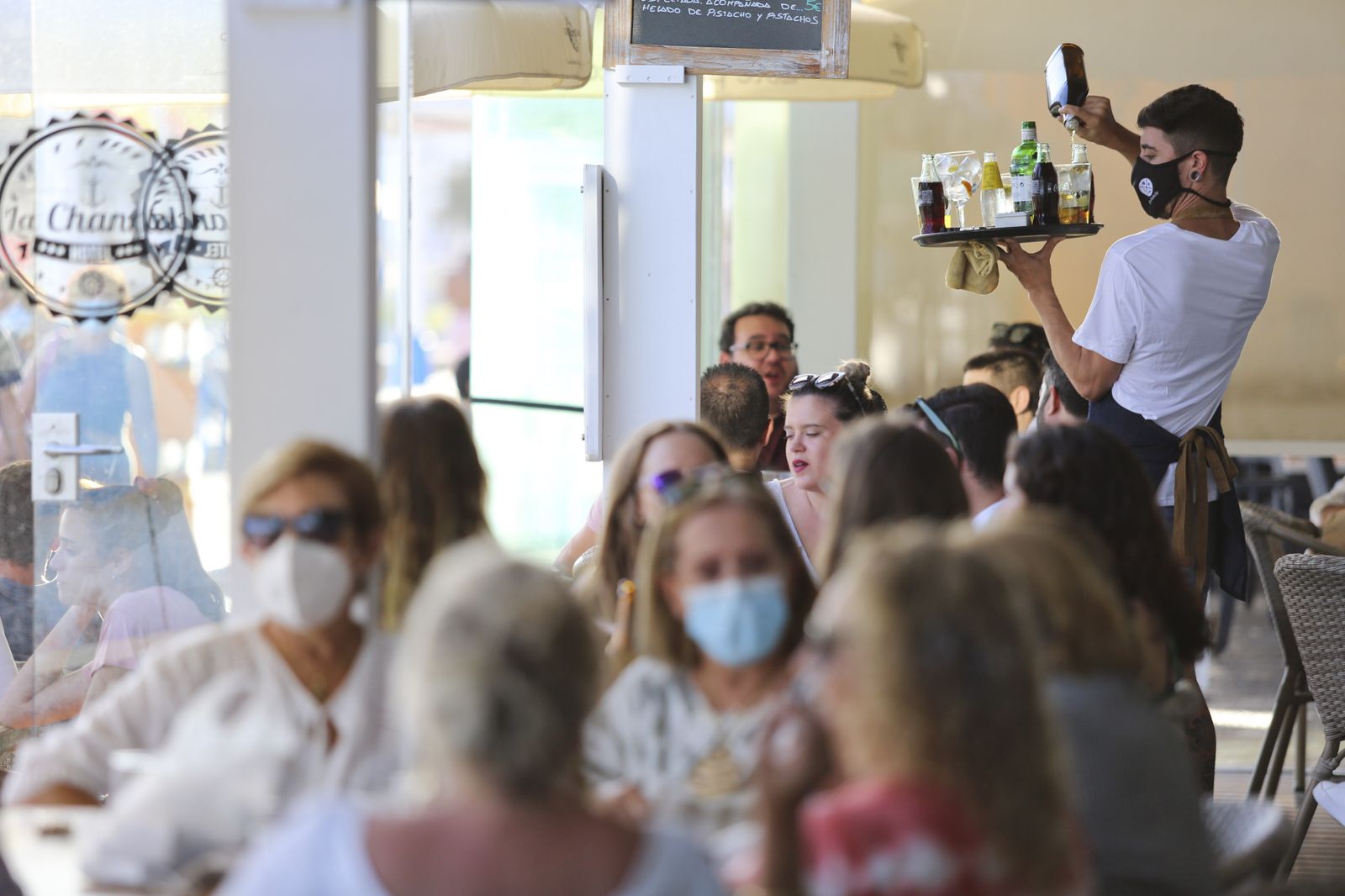 Así se está viviendo el verano del coronavirus en Pedregalejo. Fotos al atardecer
