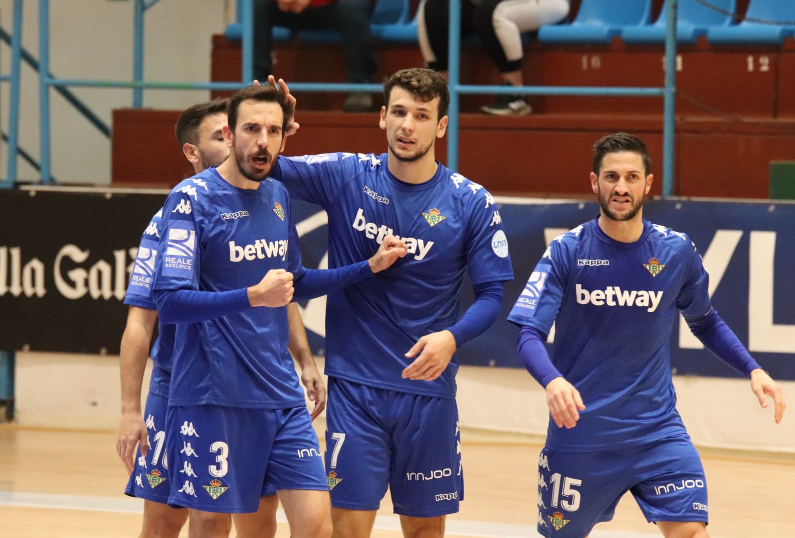 Los jugadores béticos celebran el triunfo ante el O Parrulo