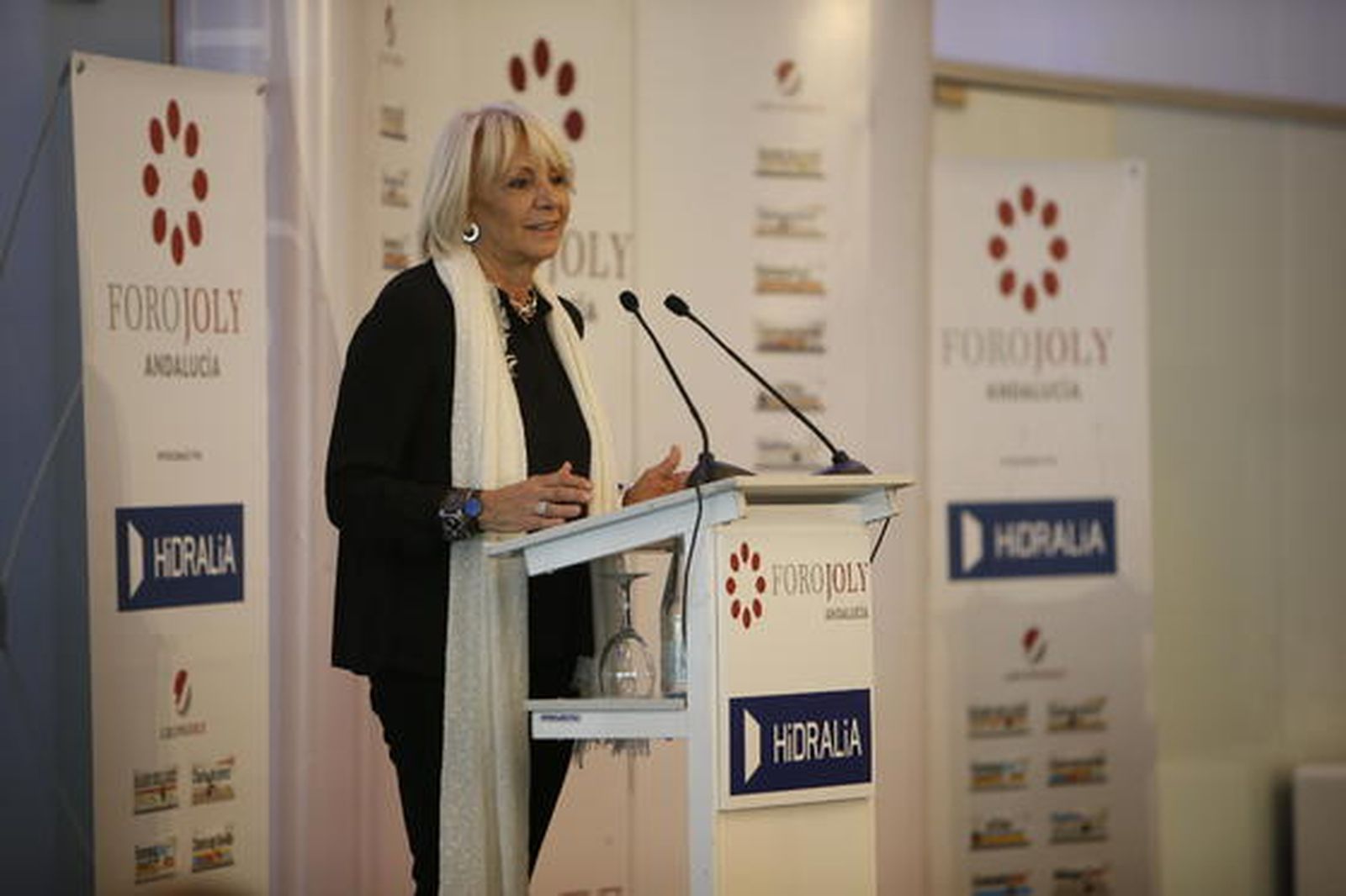 La alcaldesa de Cádiz, Teófila Martínez, presentó a Juan Manuel Moreno.

Foto: Julio Gonzalez, Lourdes de Vicente y Joaquin Pino