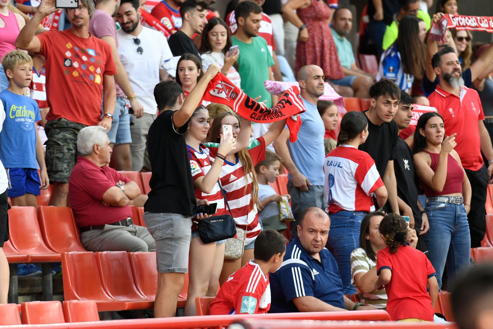 Encuéntrate en las gradas de Los Cármenes en el partido del Granada CF femenino