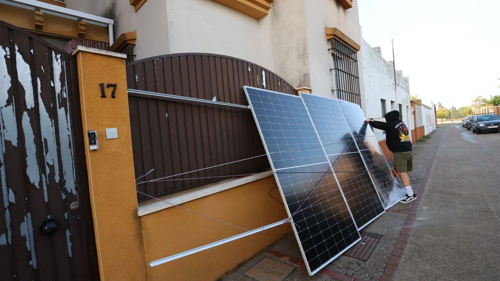 Una de las placas que han salido por los aires.