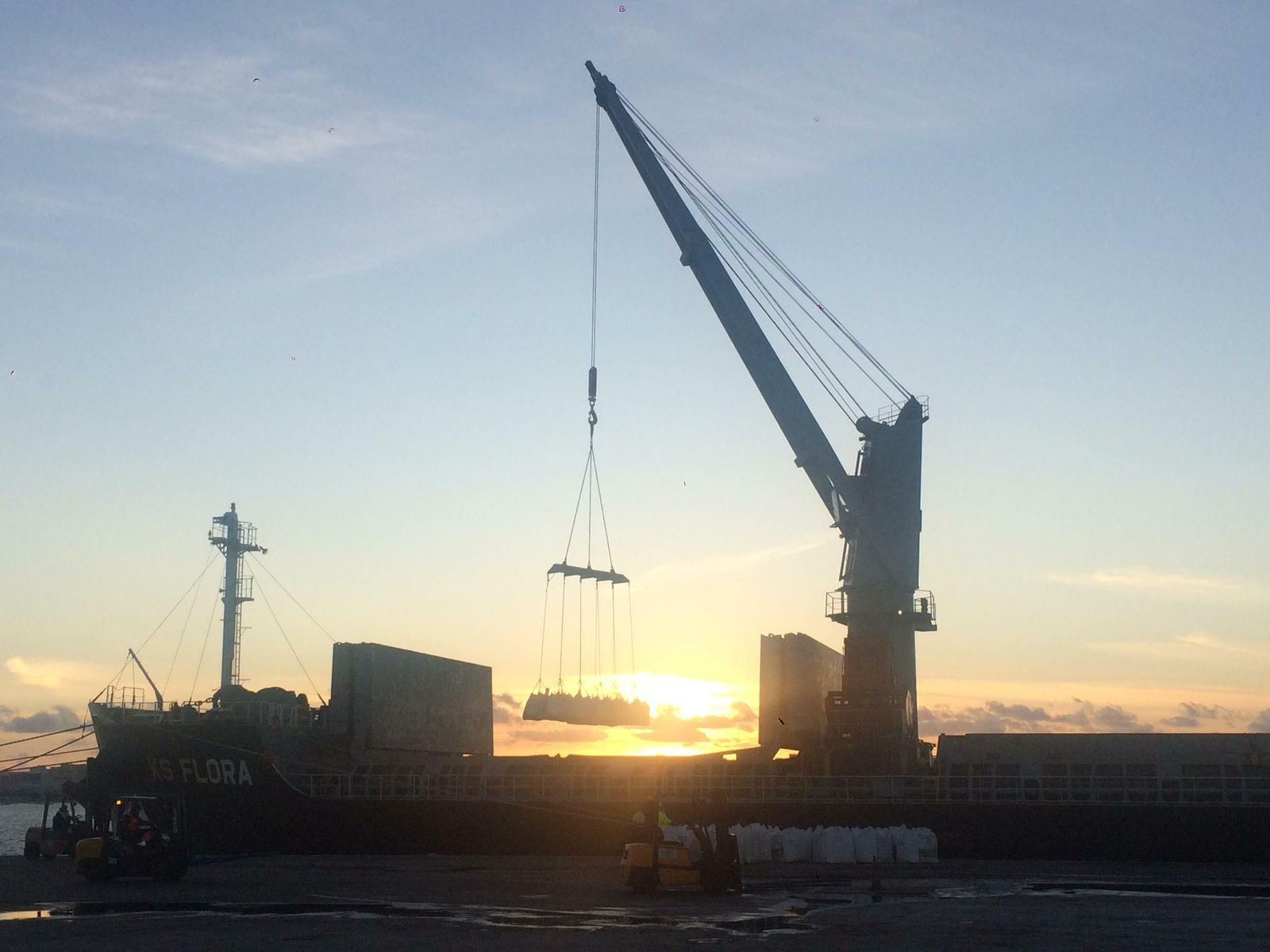 Los estibadores trabajan día y noche para cumplir en tiempo y forma con sus clientes.