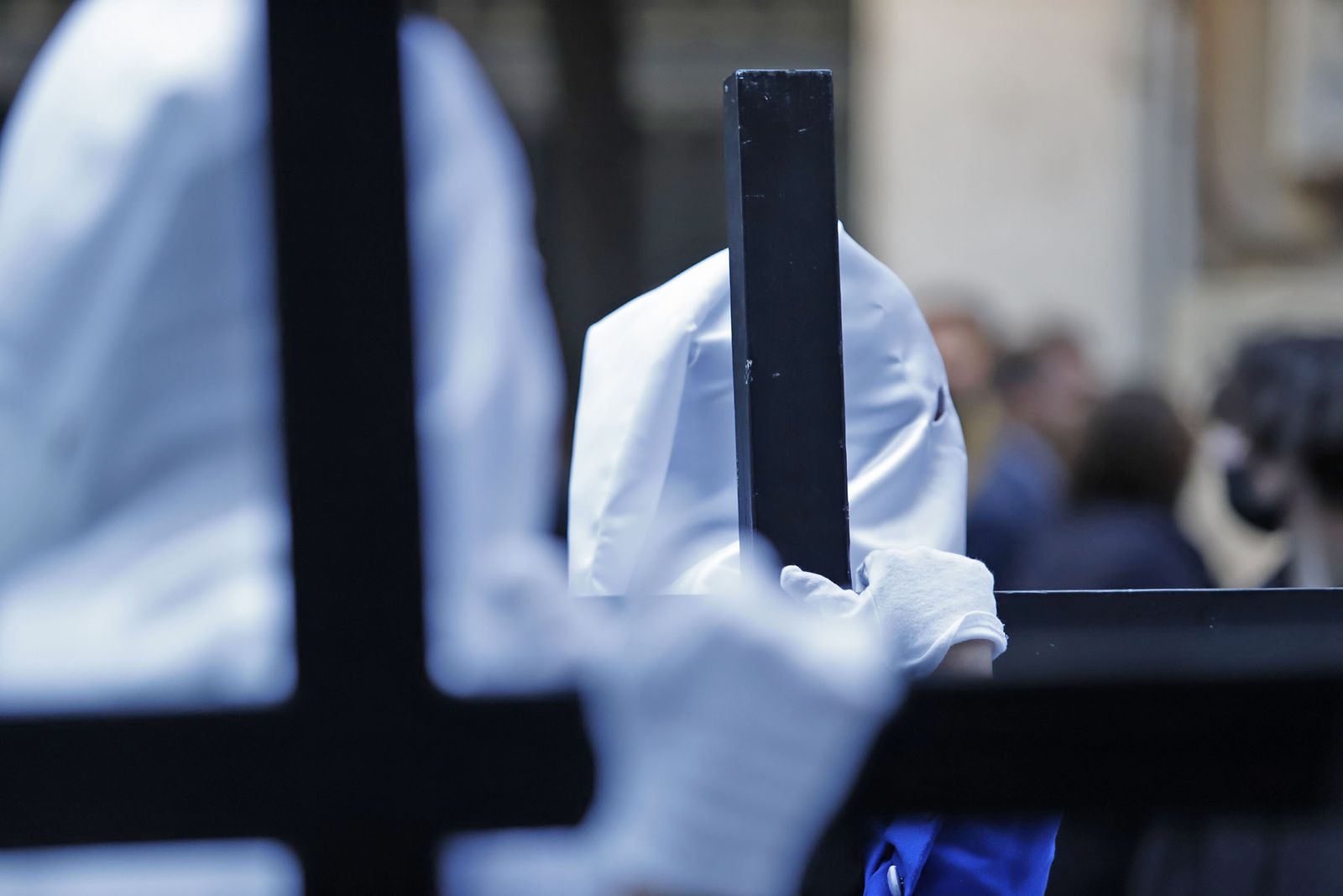 La Hermandad de la Sagrada Lanzada hace su estación de penitencia por las calles de Huelva