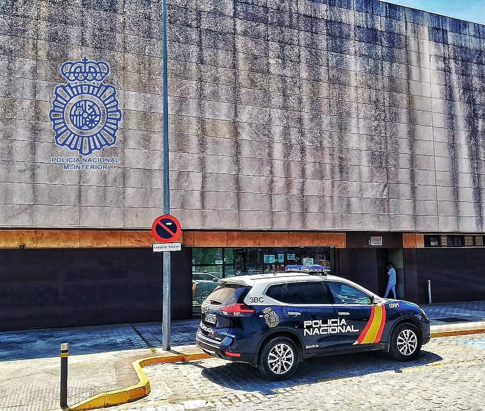 Un patrullero de la Policía Nacional en la comisaría de Dos Hermanas.