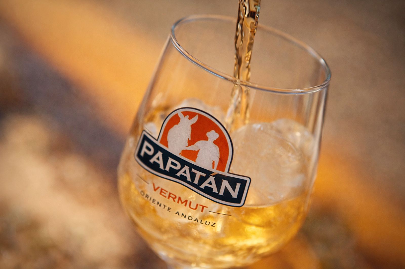 Su característico color, aroma y sabor lo diferencia del resto de vermuts convencionales.