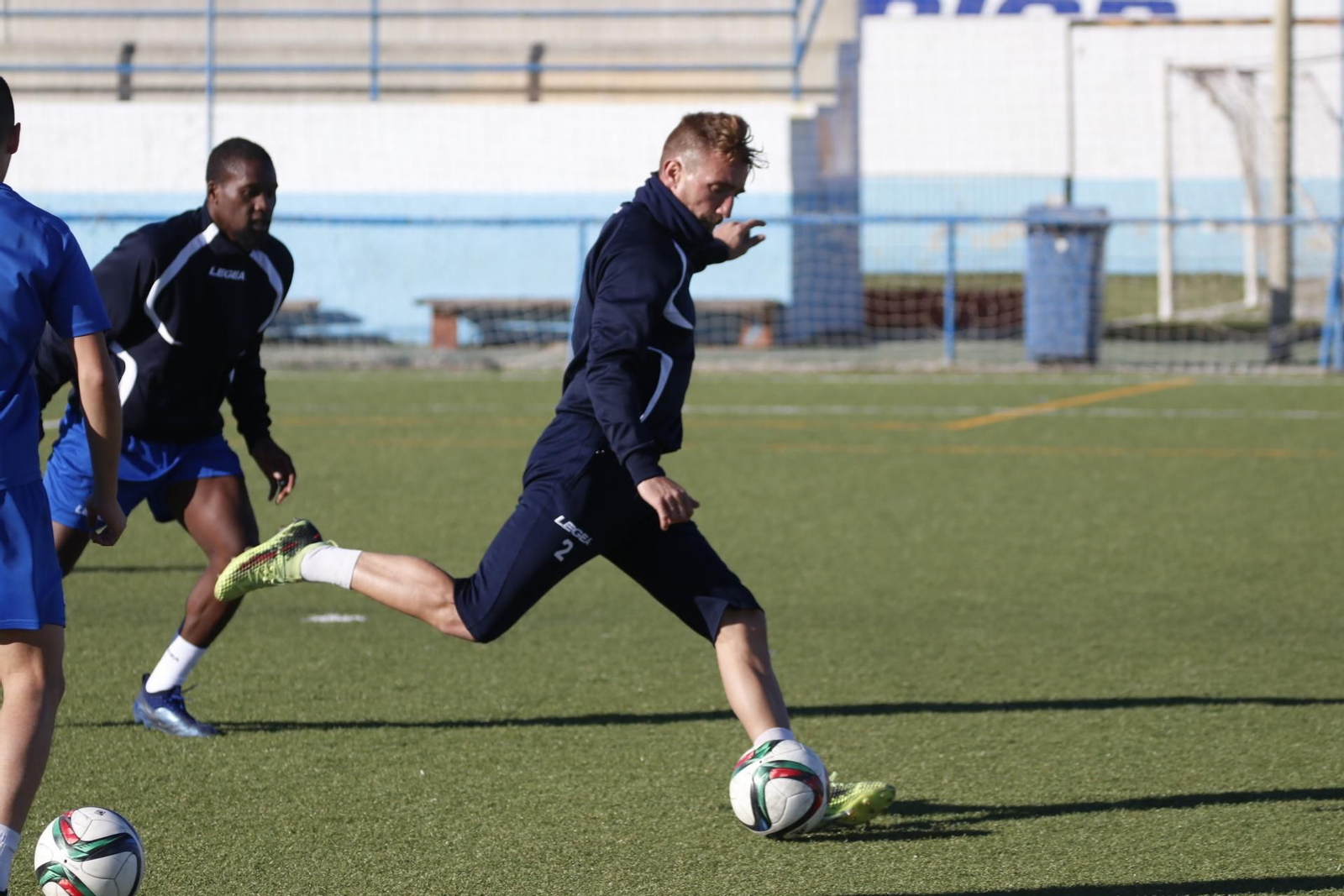Sergio Rodríguez golpea un balón en un entrenamiento ante Buba.