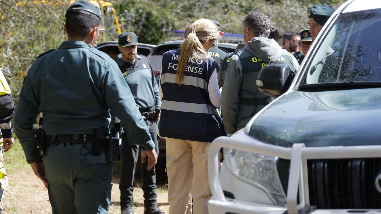 La forense y varios guardias civiles, en el lugar de los hechos.