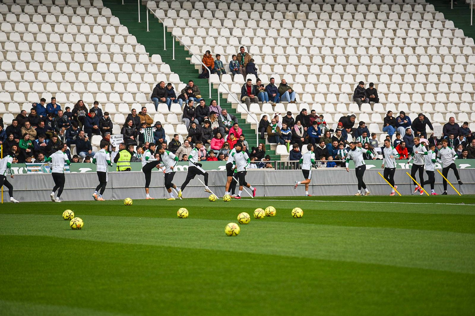 El Córdoba CF se deja querer por su afición en el Día de Año Nuevo: las fotos del entrenamiento de puertas abiertas