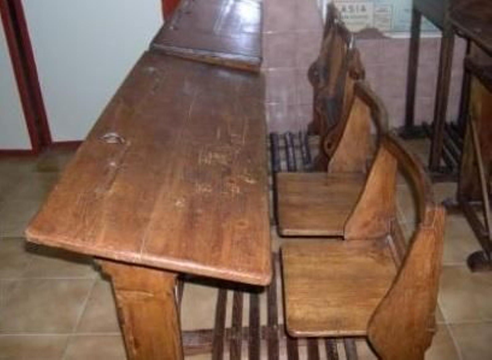 Bancas de una escuela antigua