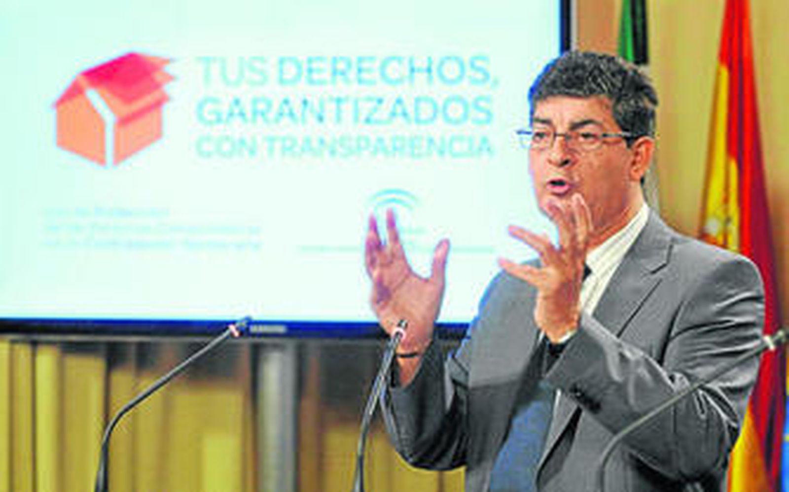 Diego Valderas, ayer en la rueda de prensa posterior al Consejo de Gobierno.