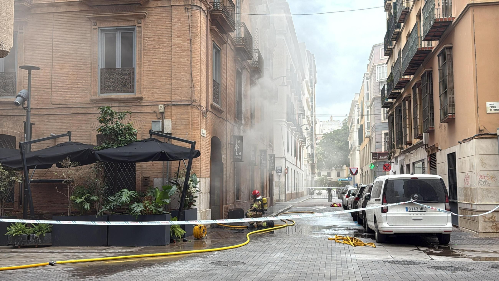 Bomberos apagan el incendio del restaurante de Málaga, en imágenes