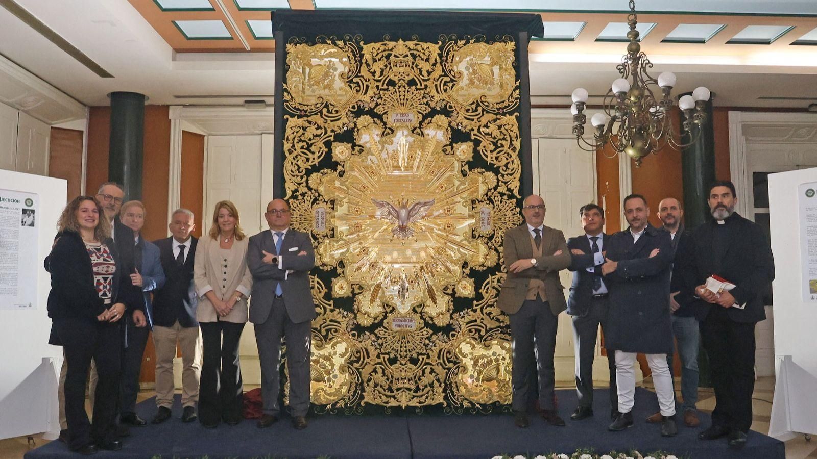 Alcaldesa, párroco, hermano mayor, autoridades y artistas junto al techo de palio Alcaldesa, párroco, hermano mayor, autoridades y artistas junto al techo de palio