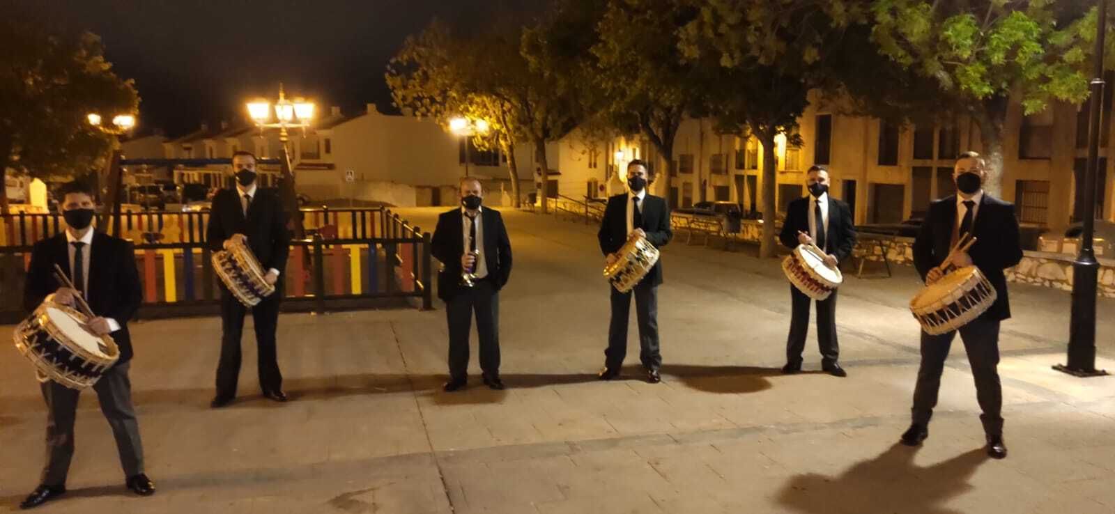 LUCENA.  Madrugada. Tamboreros hacen la Llamada de hermanos de Jesús.