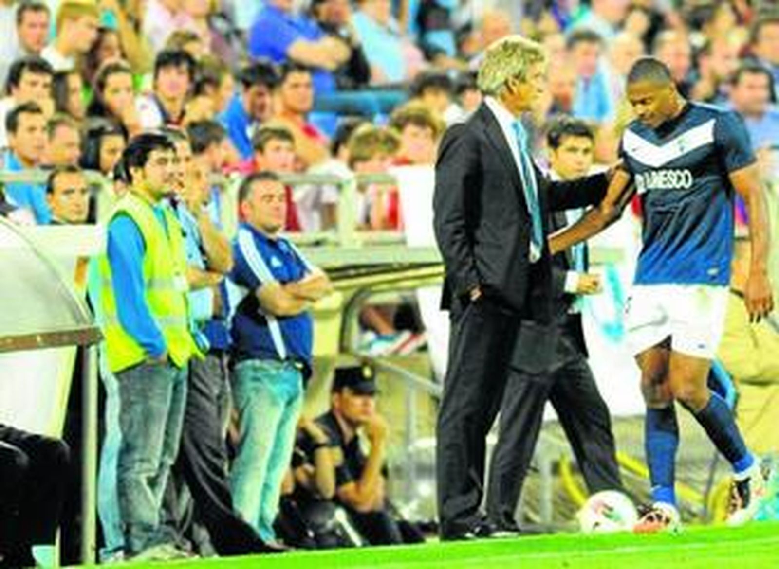 Pellegrini felicita a Baptista tras relevarle en el partido ante el Zaragoza.