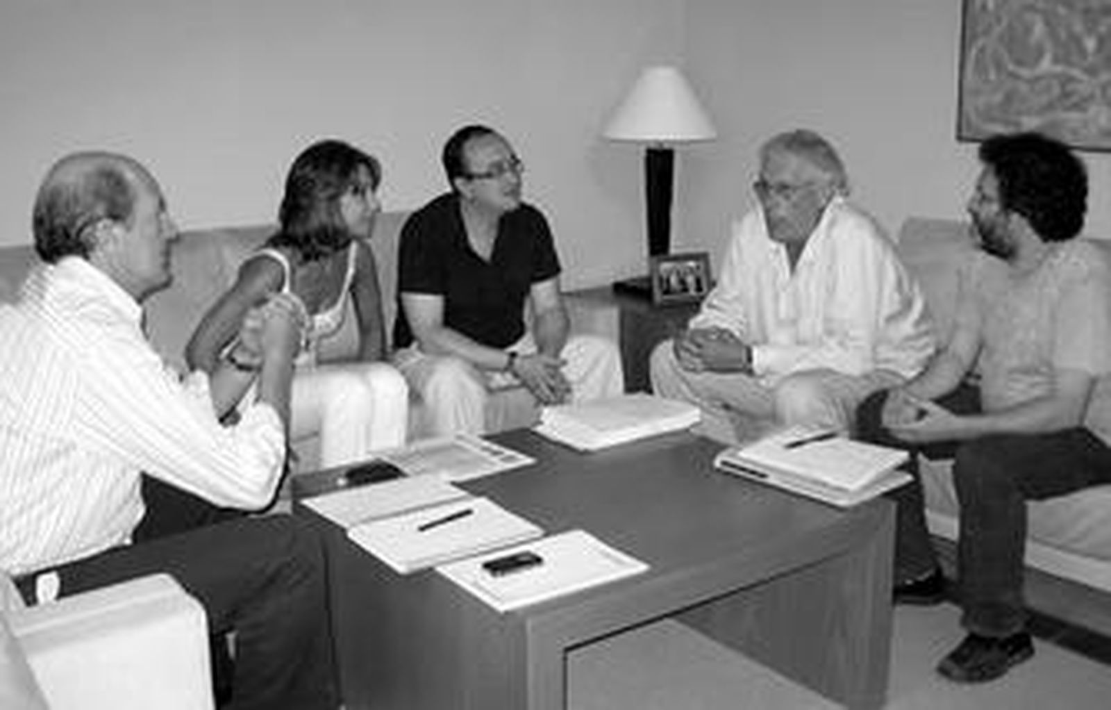 Crisol atiende las explicaciones de Reinoso en la reunión que mantuvieron ayer.