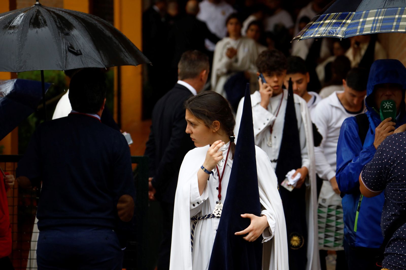 La lluvia frustra la salida de la hermandad de la Estrella el Lunes Santo, en imágenes