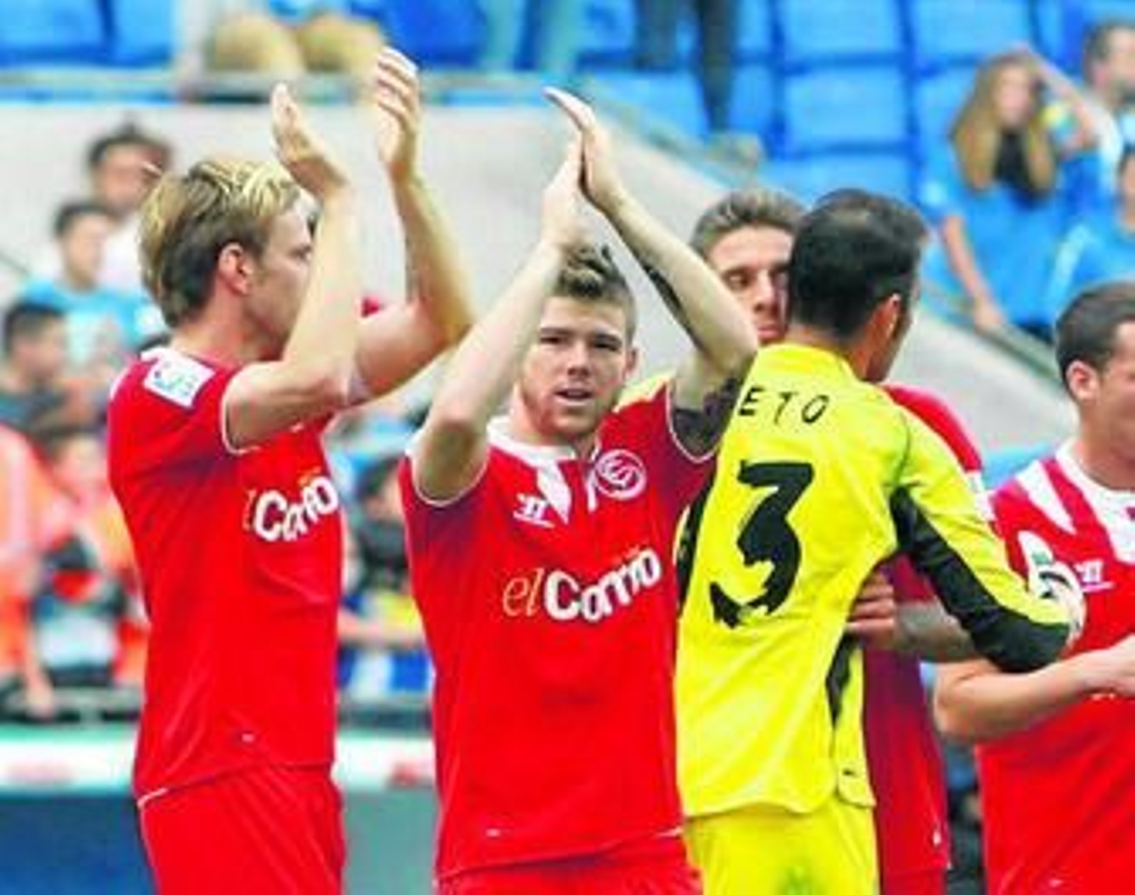 Rakitic y Alberto Moreno aplauden a la afición en el partido ante el Espanyol en Cornellà-El Prat.