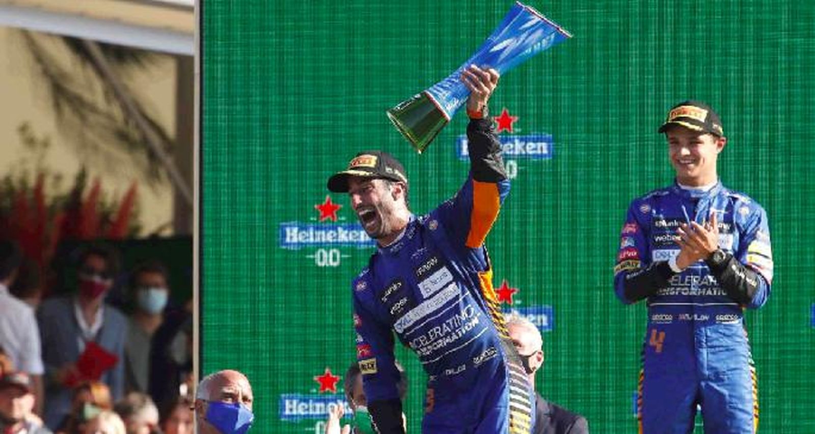 Ricciardo celebra su victoria en el podio.