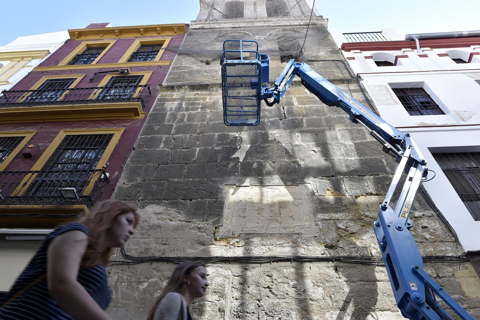 Hueco en la torre de la iglesia del Salvador donde se encontraba el panel nominativo de la calle Córdoba.