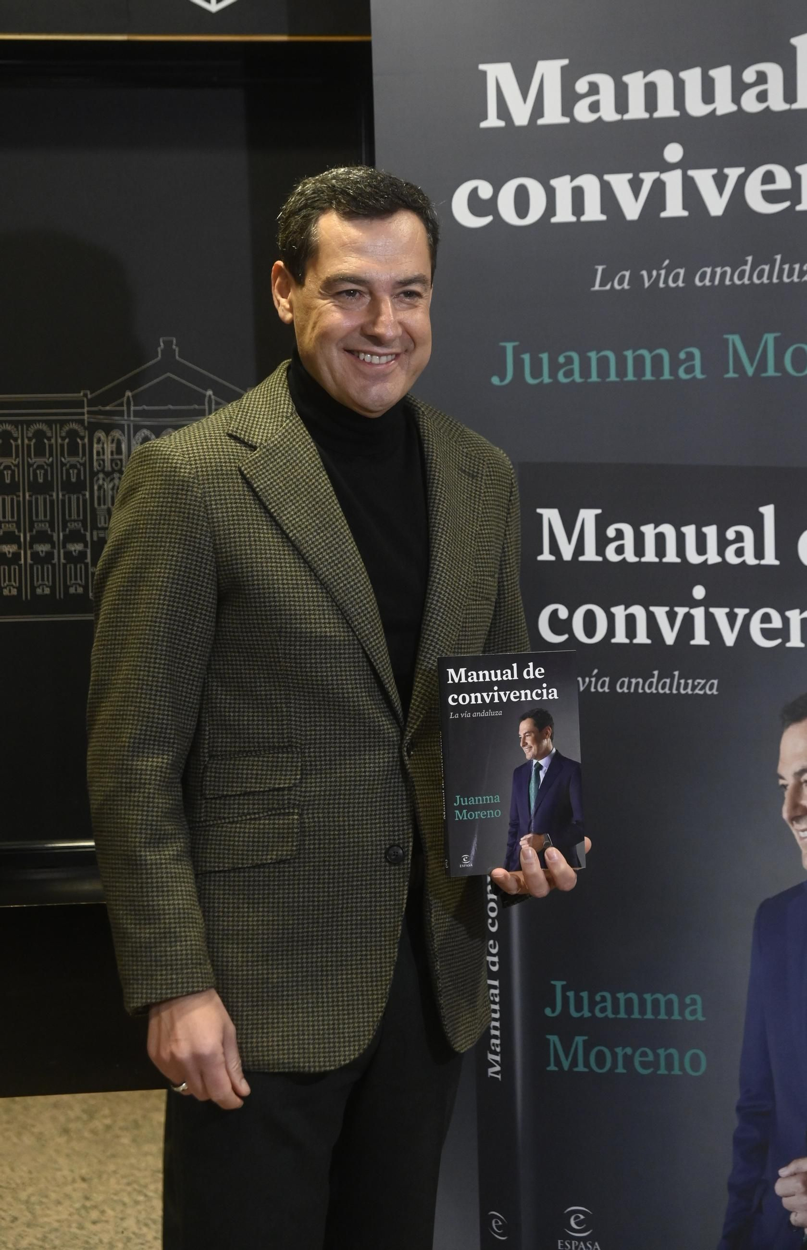 Juanma Moreno presenta en Córdoba su libro 'Manual de convivencia', en imágenes