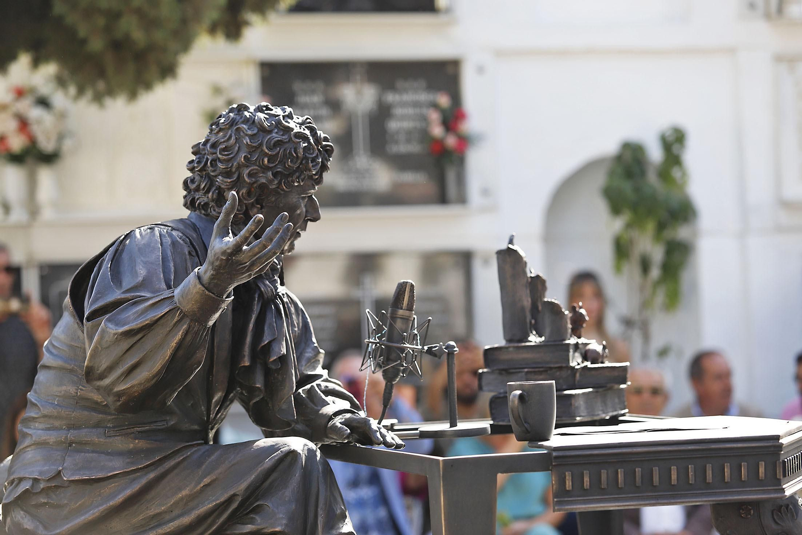 Imágenes del homenaje a Jesús Quintero con el descubrimiento de una escultura de Elías Rodríguez Picón