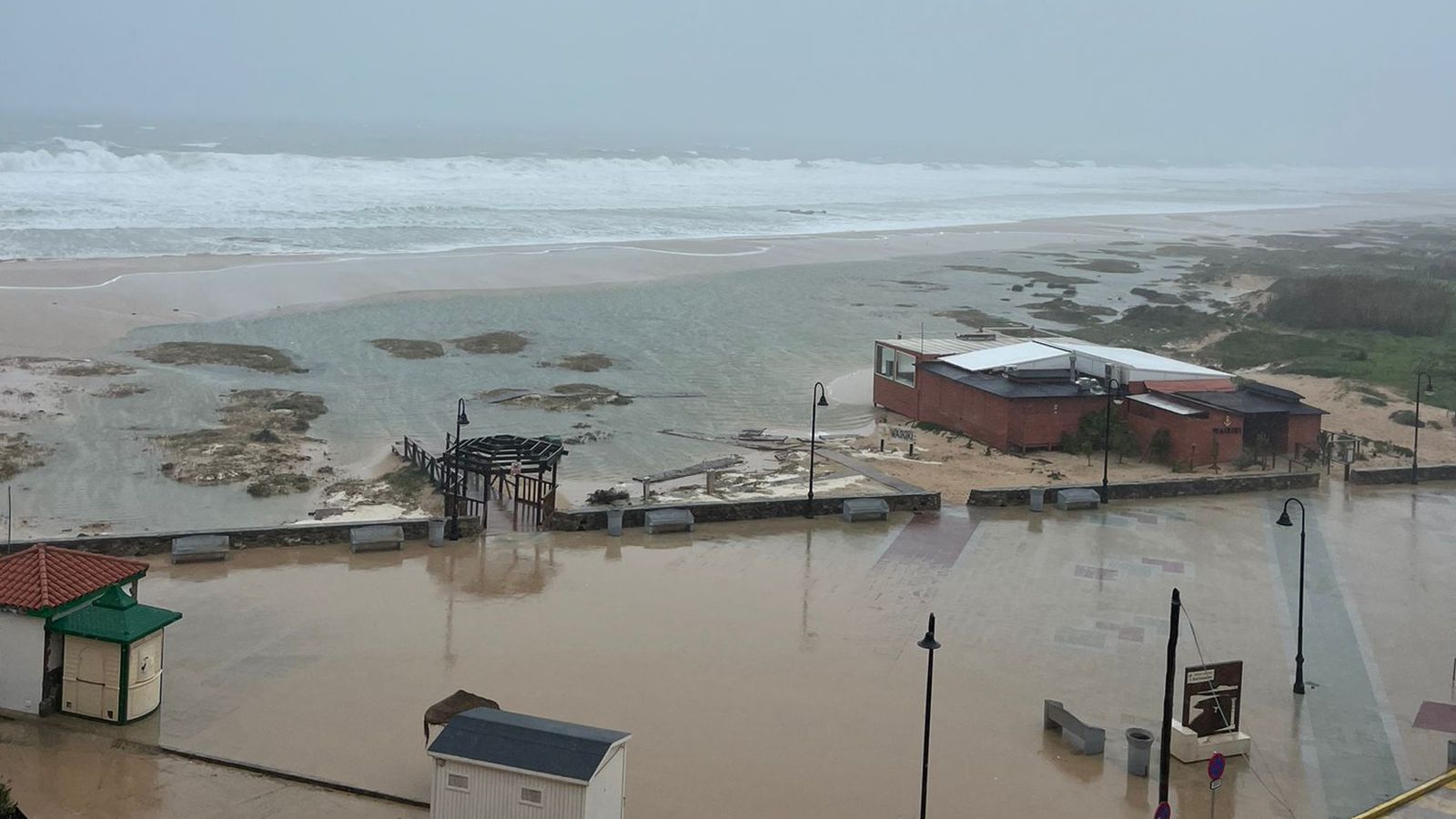 El chiringuito Waikiki, en la playa de Los Lances.