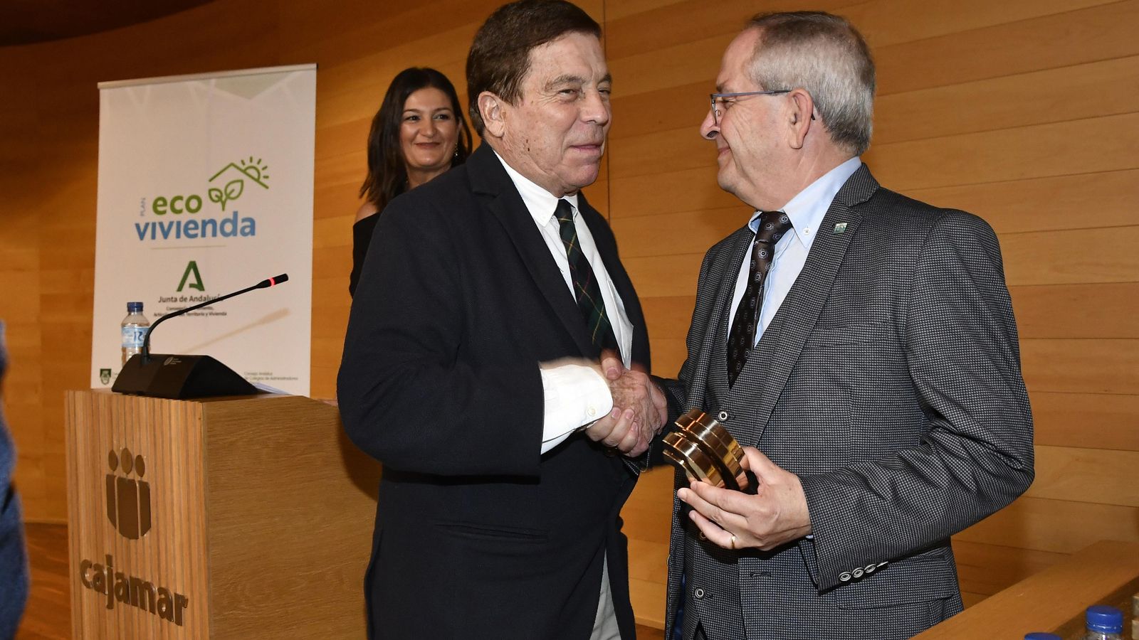 Alberto Campo Baeza recibe la estatuilla de manos de Luis Cano