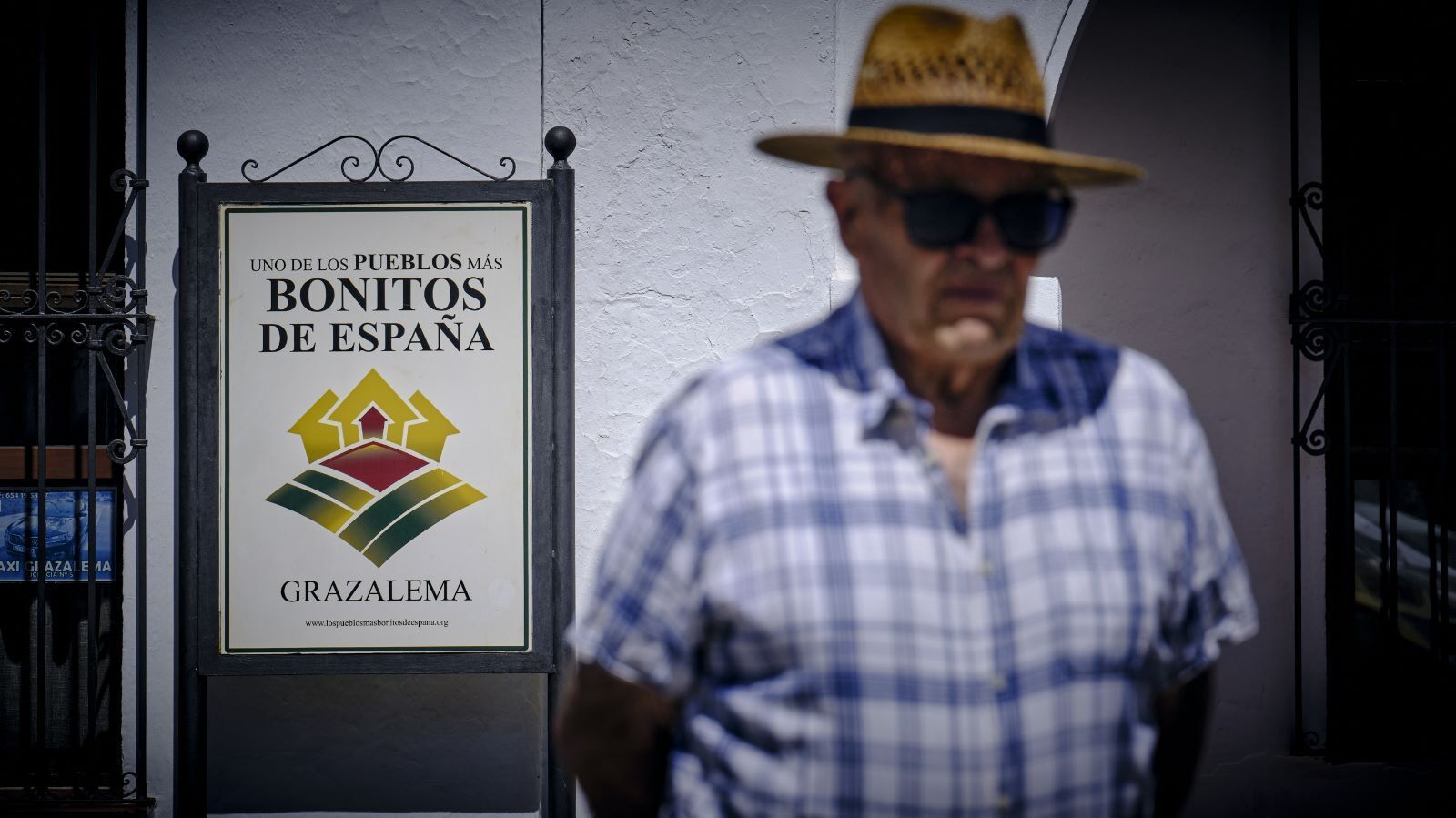 Un vecino de Grazalema dando un paseo por el pueblo.
