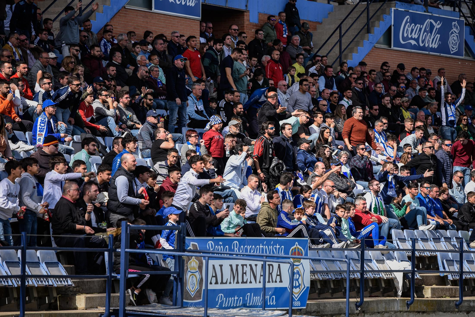 Imágenes de la afición en el Colombino en el Recreativo - Antequera