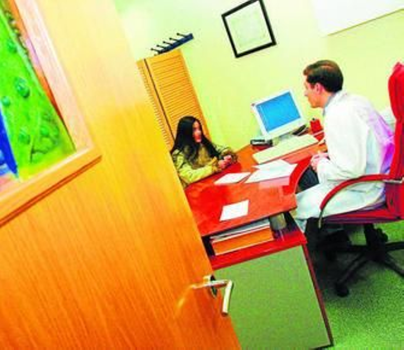 Un profesional de Clínicas Rincón atiende a una paciente.