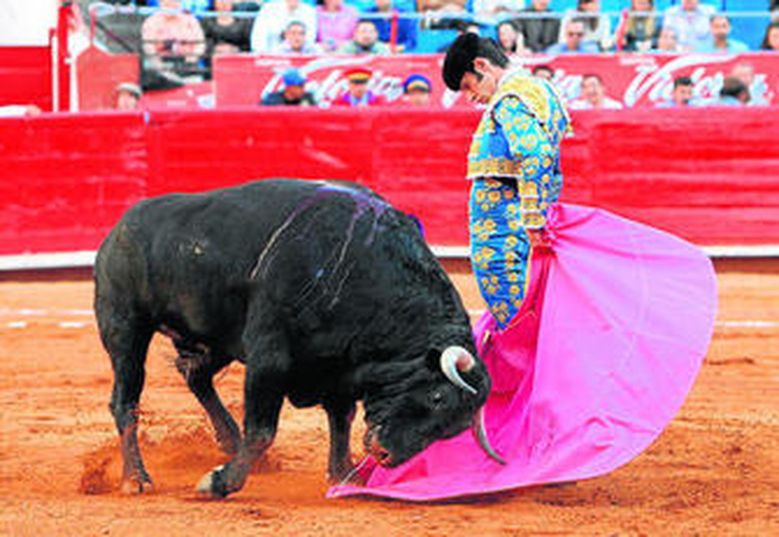 Alejandro Talavante, en un remate con el capote a su primer toro.