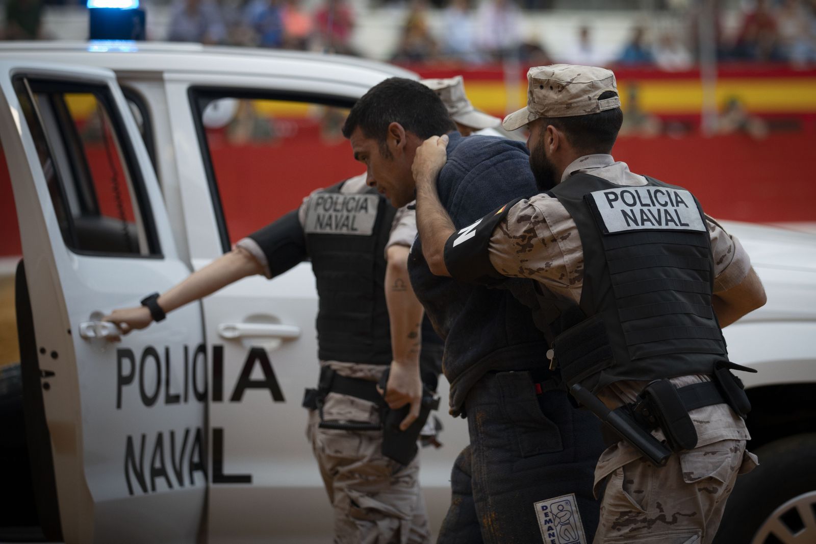 La exhibición del Ejército en la Plaza de Toros de Granada, en imágenes