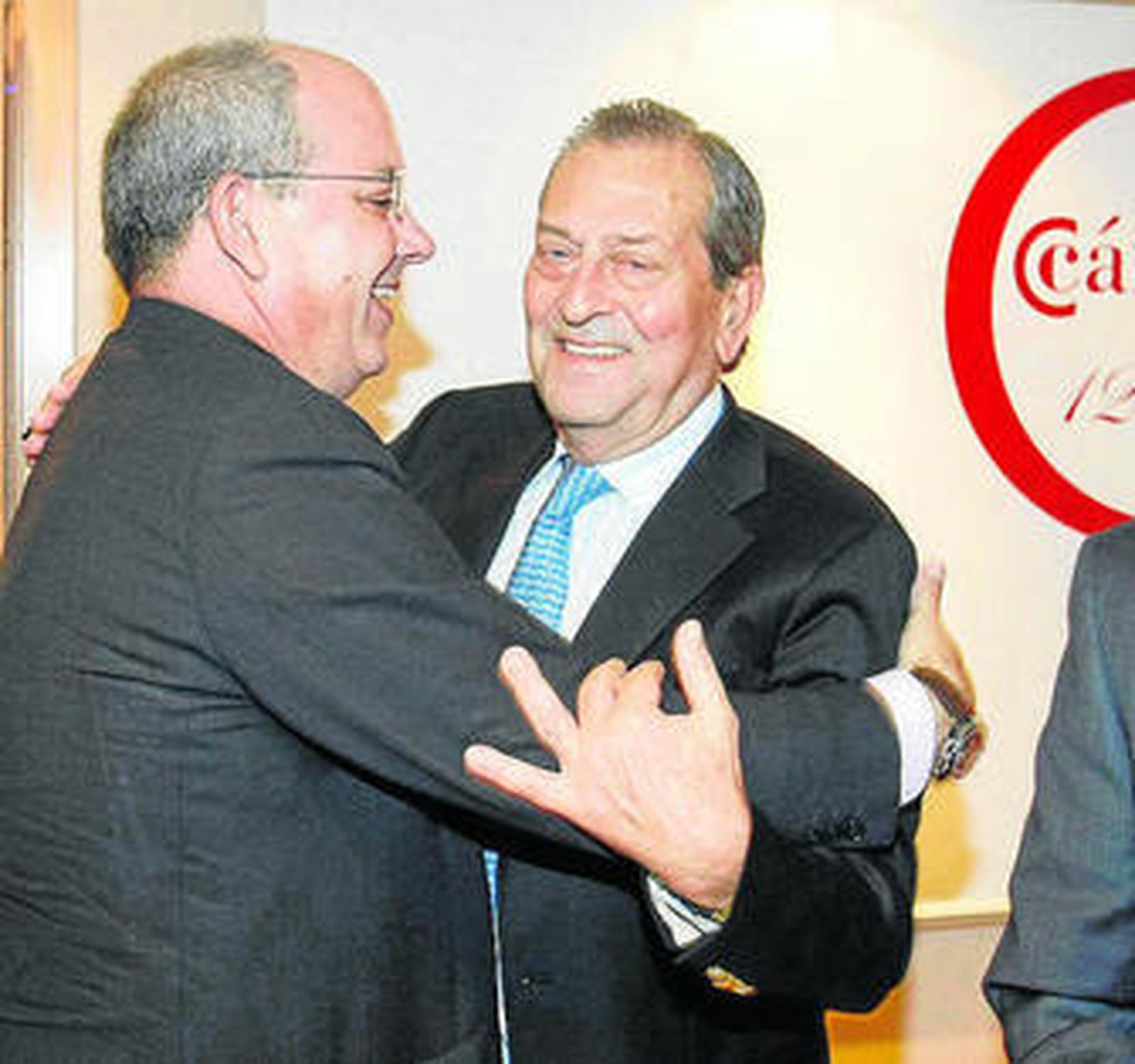 Javier Sánchez Rojas y Jesús Medina se abrazan ayer en la Cámara.