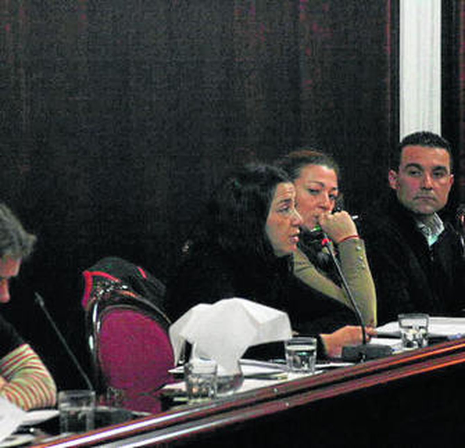 Susana Sánchez, ayer junto al sillón vacío de su compañera Ana Torrente.