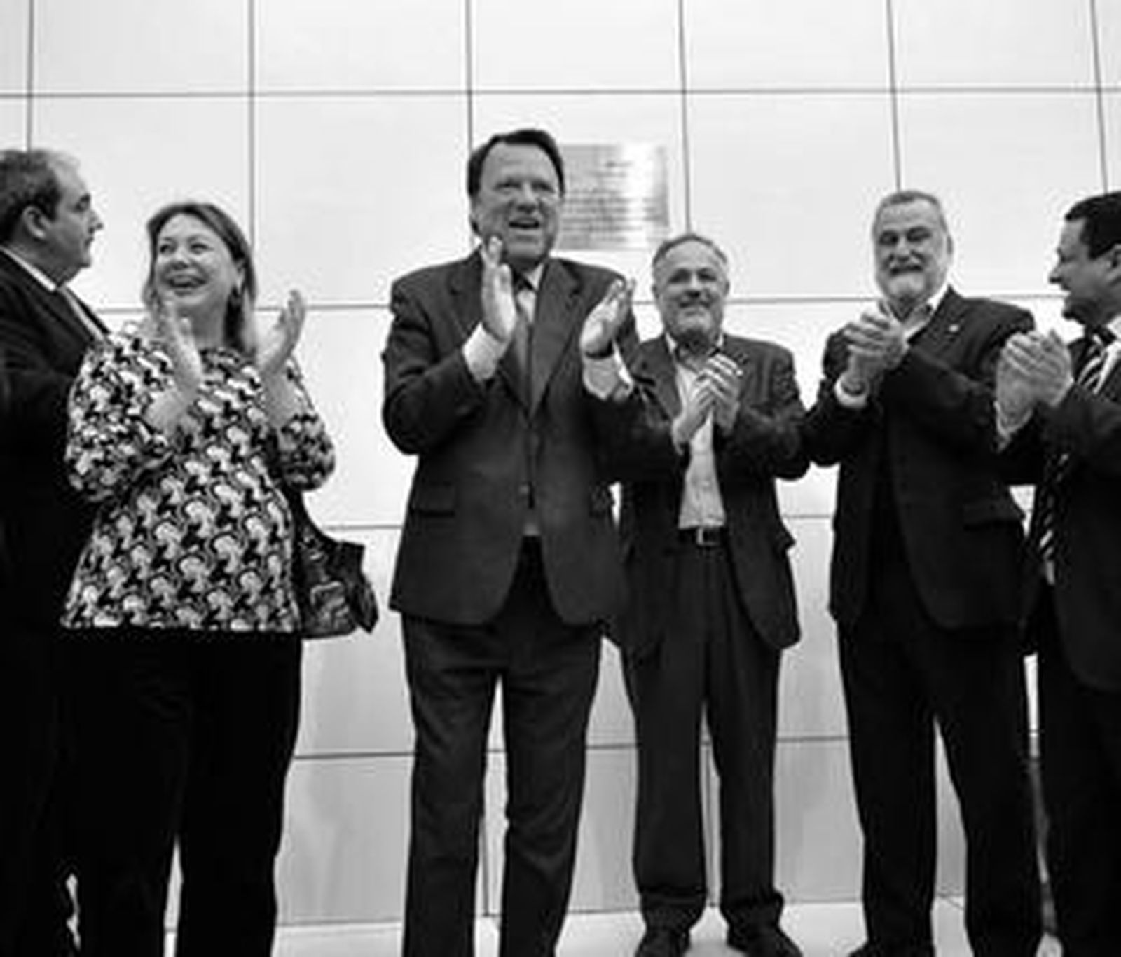 Aplauso general en la inauguración del centro deportivo.