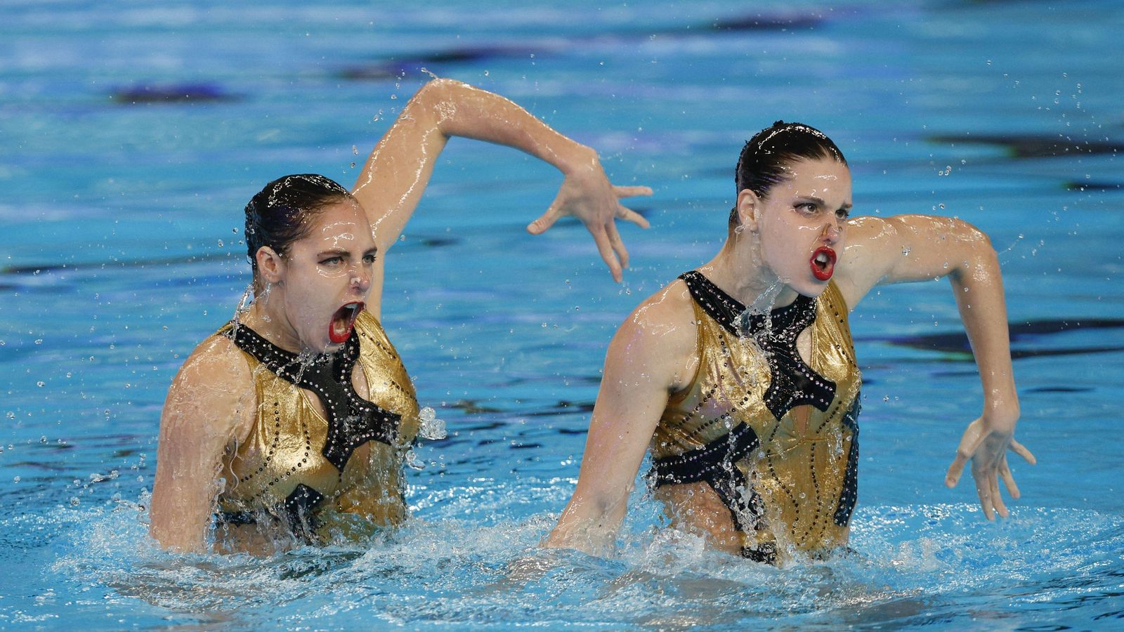 Un momento del ejercicio de Alisa Ozhogina e Iris Tió en la final.