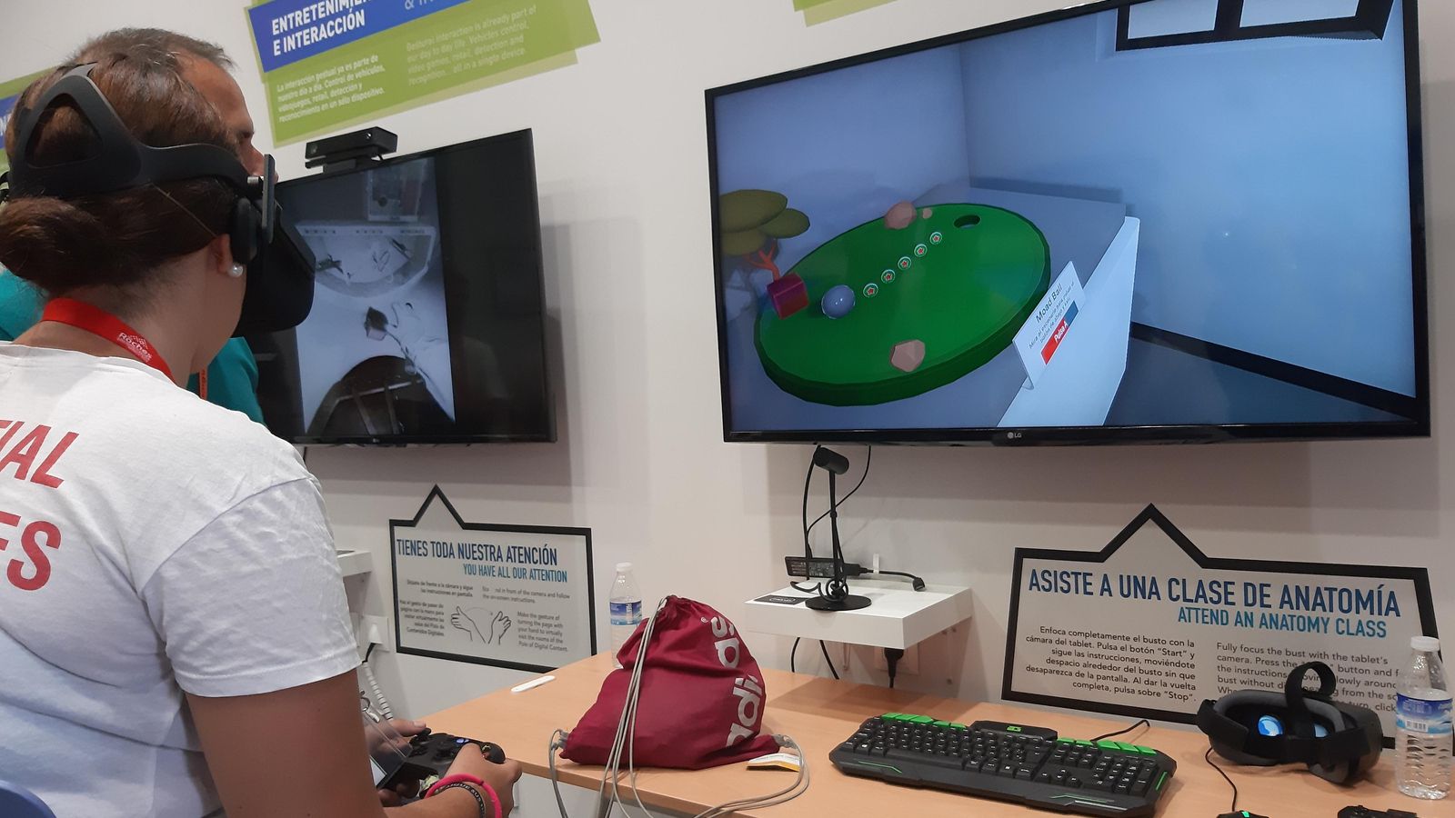 Una asistente prueba una demostración de Realidad Virtual