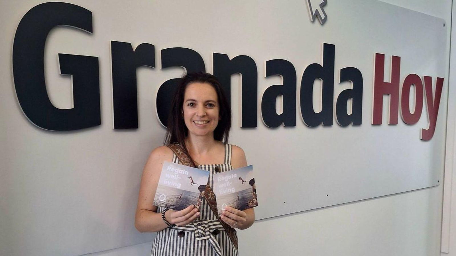María José García recogiendo el premio de Zaida Rodríguez.