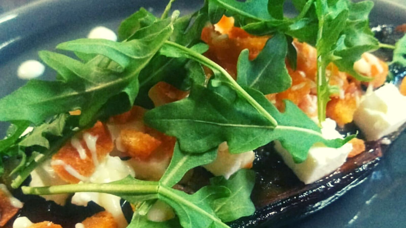 Berenjenas al carbón, miso y miel, queso feta, daditos de pan y ali-oli de manzana