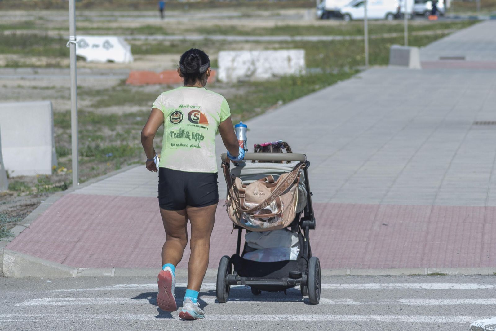 Fotos de gente practicando deporte al aire libre en La Línea