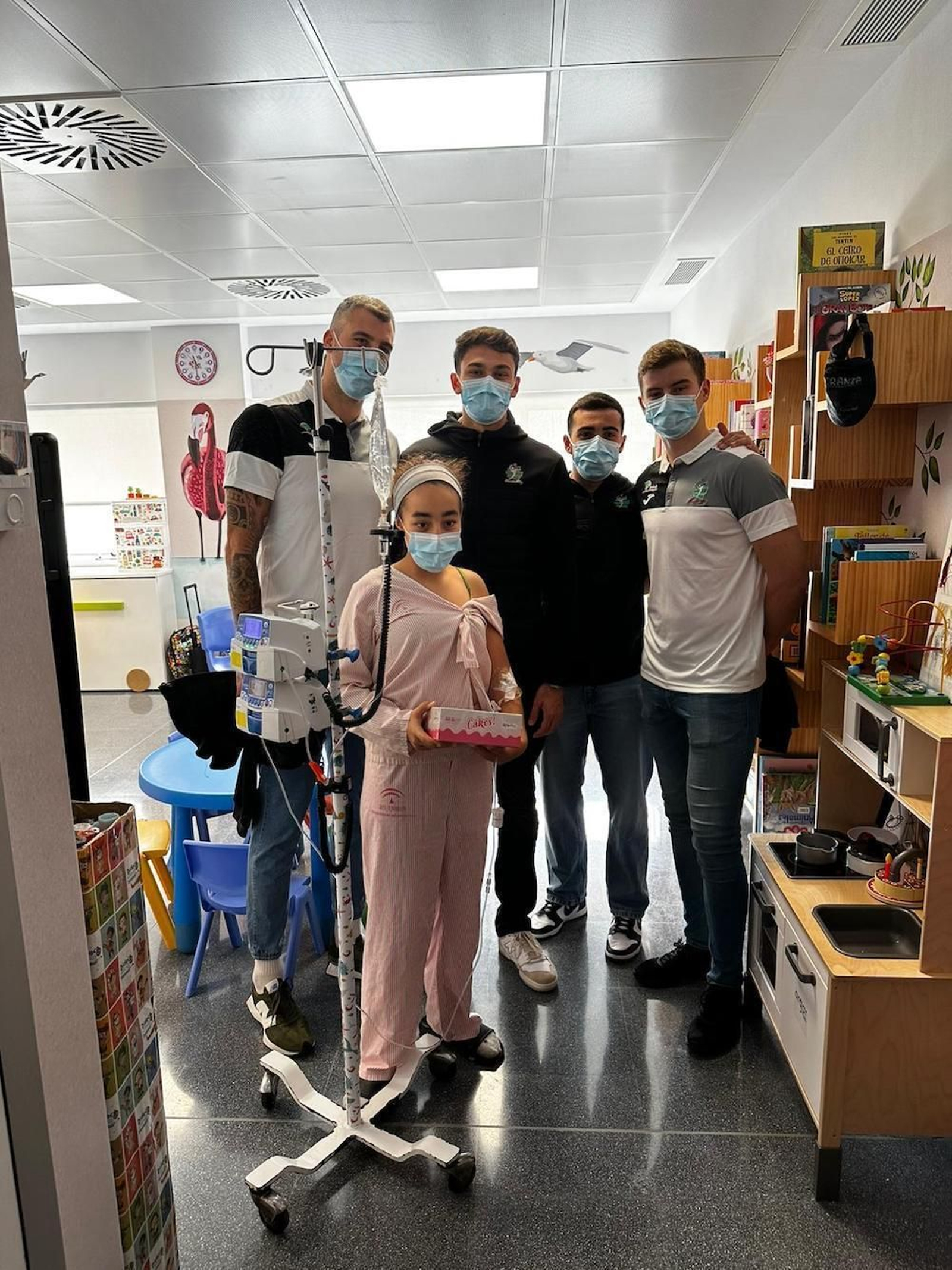 Los jugadores de Unicaja Almería también han posado con algunos niños de Torrecárdenas.