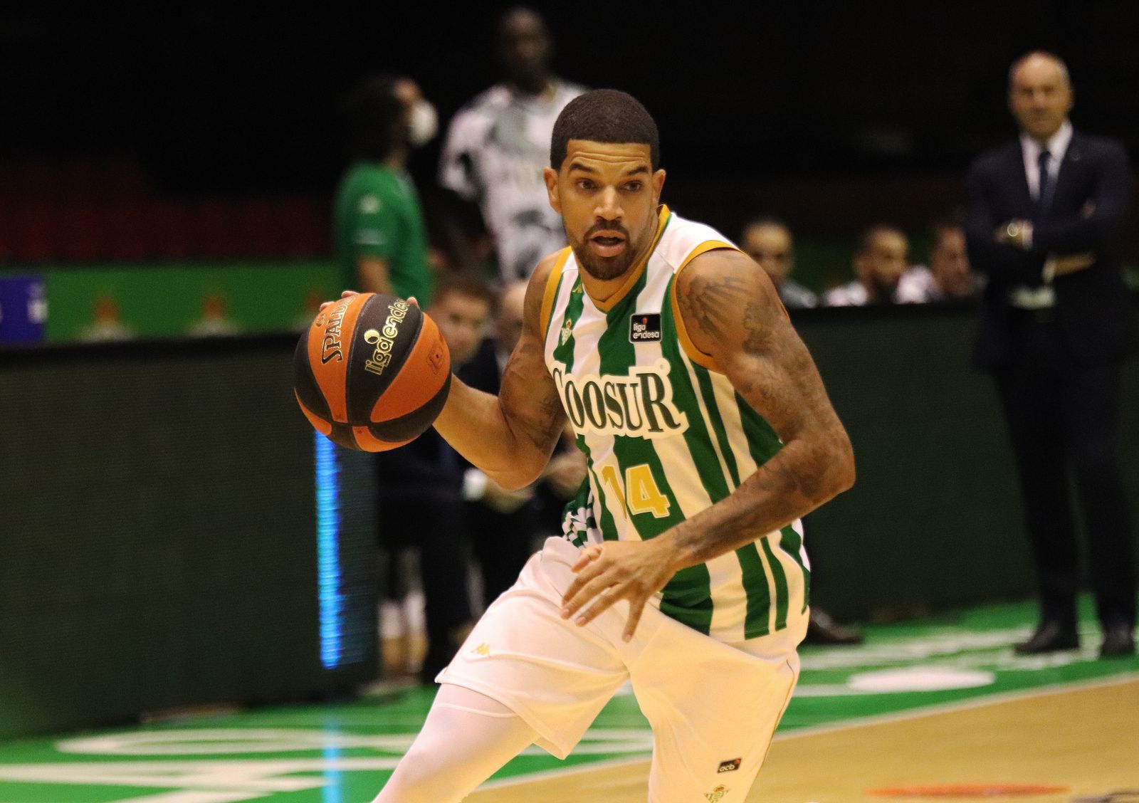 Feldeine avanza con el balón.