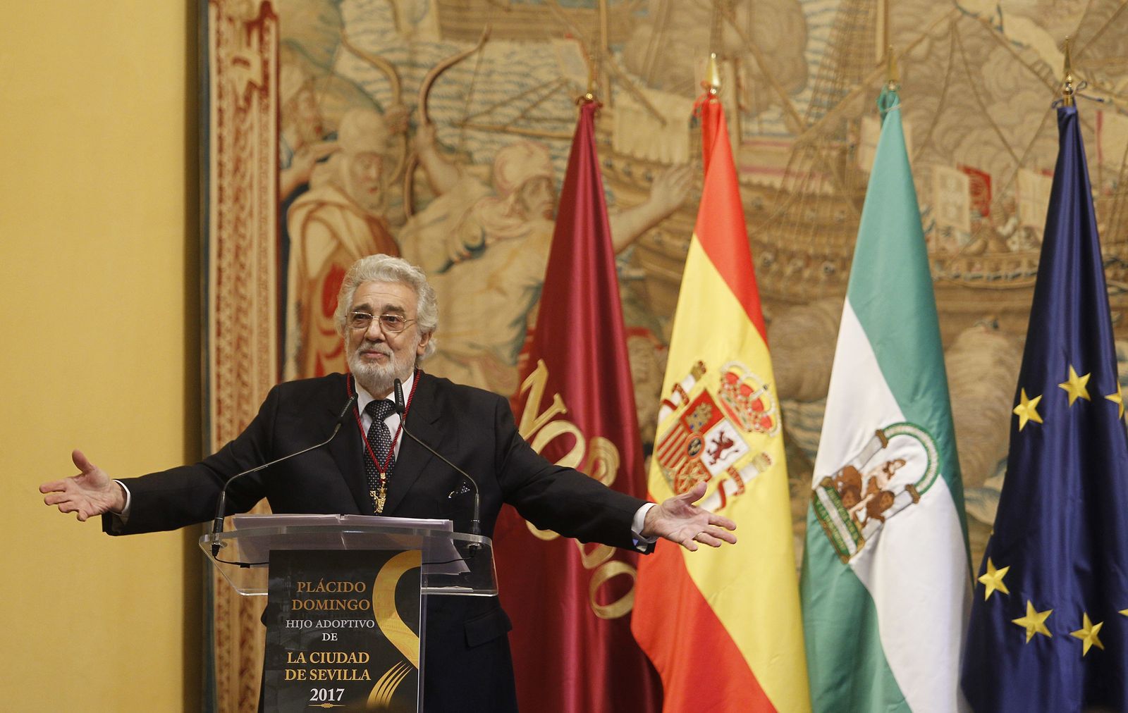 Plácido Domingo recoge su título de hijo adoptivo